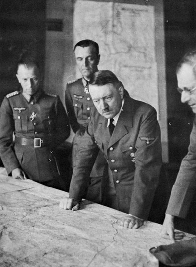 El mariscal Paulus, en el centro, observa las instrucciones que imparte Adolf Hitler durante el cerco a Stalingrado, antes de la ofensiva del verano de 1942rn.