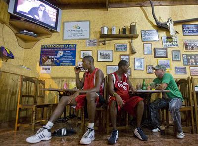 Taylor García, en el centro, y Grismay Paumier, dos de los cuatro cubanos que han pedido asilo político, junto a Ismael, la persona que les acoge  en Vecindario.