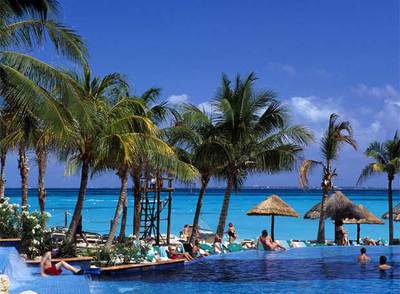 Las divisas por turismo  disminuyeron un 17% en México durante el primer semestre del año. En la imagen, un hotel de Cancún.