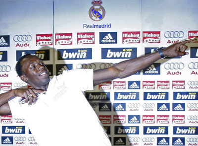 Usain Bolt hace el gesto con el que celebra sus victorias.