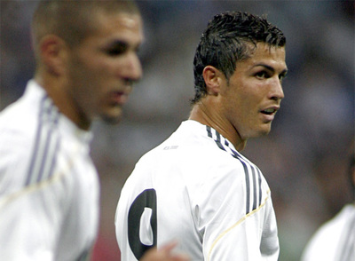 Cristiano Ronaldo, entre Benzema y Kaká, en el Trofeo Bernabéu, el  24 de agosto, en el que el Madrid goleó al Rosenborg, noruego.