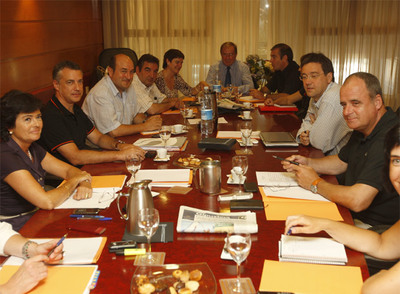 Iñigo Urkullu (segundo por la izquierda), con el resto de los miembros de la ejecutiva peneuvista, reunida ayer en San Sebastián.