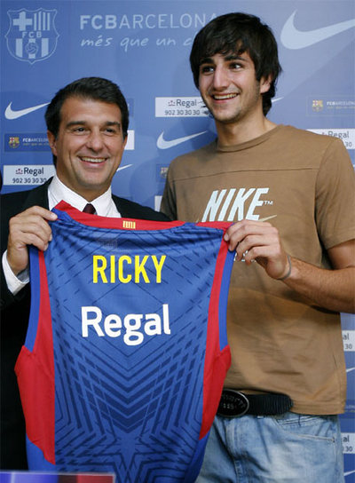 Joan Laporta y Ricky Rubio en la presentación del base.