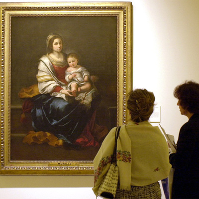 Dos mujeres observan una copia de   Virgen con el Niño   de Murillo, durante una exposición en Madrid.