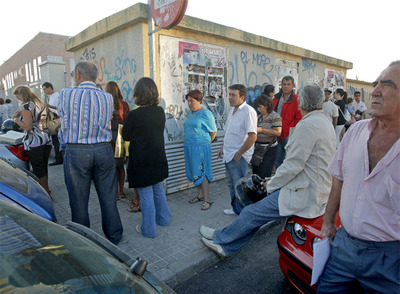 Una fila de parados aguardaba ayer su turno en la calle junto a una oficina de empleo en Majadahonda (Madrid).
