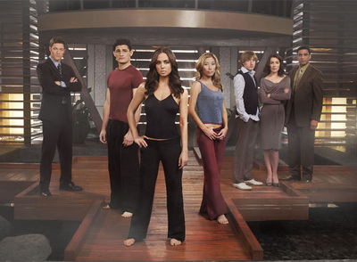 La actriz Eliza Dushku  (Buffy),  al frente, interpreta a Echo, el personaje principal de  Dollhouse .