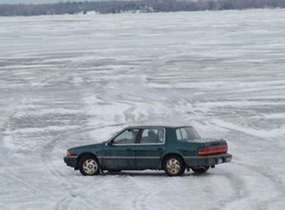 El desolado paisaje de la frontera entre EE UU y Canadá de  Frozen river. 