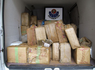 El cargamento de hachís que transportaba la furgoneta accidentada.