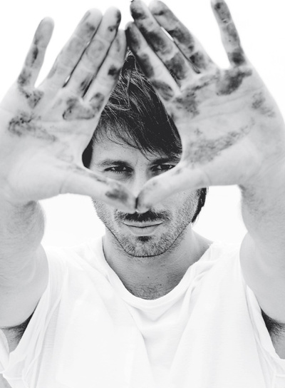 El actor Hugo Silva, protagonista de  Agallas , con camiseta de Wrangler Blue Bell.