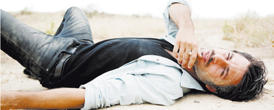  Hugo Silva, conteniendo su  sex appeal.  Lleva camiseta negra de Stéphane Plassier Set in Black, camisa de Wrangler, pantalon y cinturón de Armand Basi.