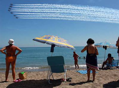 Acrobacias en el cielo de Málaga como preludio al Festival Aéreo Internacional