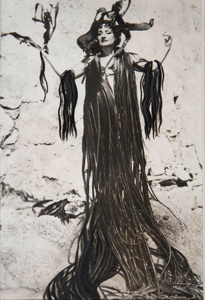 Maruja Mallo, con manto de algas, en Chile (fotografía sin fecha).