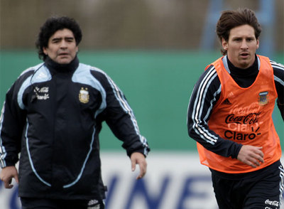 Diego Maradona y Messi, durante un entrenamiento de la selección argentina.