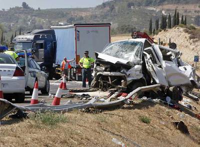La furgoneta resultó completamente aplastada, y las ropas de los fallecidos quedaron desperdigadas por los alrededores del lugar.