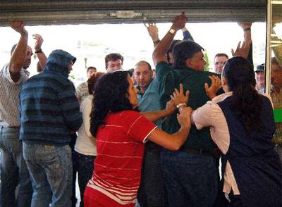 Productores de leche cierran un supermercado en A Coruña