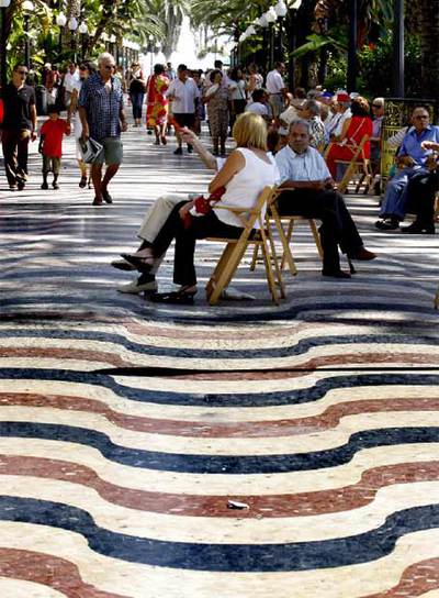 El paseo de la Explanada de Alicante, ayer, con las teselas originales que serán sustituidas.