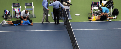 Nicolás Almagro (a la izquierda) y Rafael Nadal son atendidos por los fisioterapeutas.