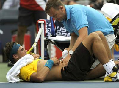 Rafael Nadal es atendido por un fisioterapeuta durante el partido contra Nicolás Almagro.