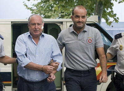 El concejal del PP en Palma Rafael Durán (derecha), esposado a otro de los imputados del caso  Palma Arena .