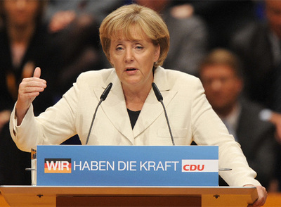 Merkel, durante el acto de ayer en Düsseldorf. En el atril se lee el lema de la CDU: 