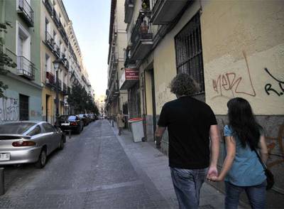 Una pareja pasea por la calle de San Lorenzo.
