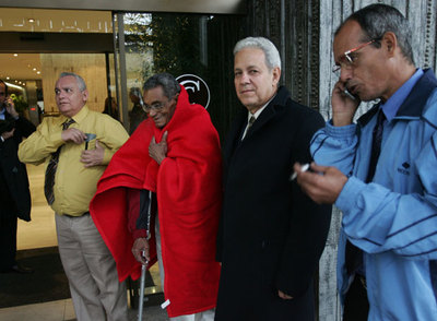 Cuatro disidentes del grupo de los 75 liberados el año pasado, a su llegada a España.