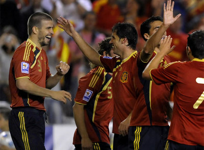 Piqué (a la izquierda) celebra con sus compañeros el triunfo de España sobre Bélgica el pasado sábado en A Coruña.