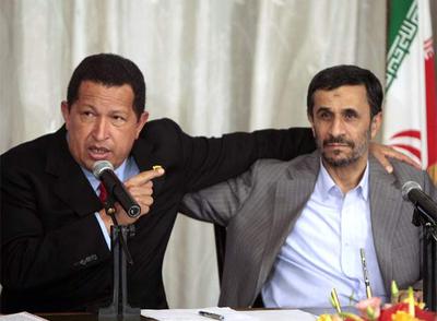 Hugo Chávez y Mahmud Ahmadineyad, durante la firma del acuerdo.