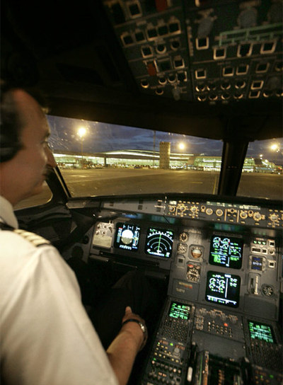 Cabina del avión que hoy realizará el primer vuelo del Puente Aéreo mientras se dirigía, ayer, a la T-1.