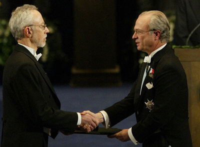 J. M. Coetzee recibe el Nobel 2003 de manos del Rey de Suecia.