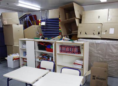 Estado en que se encontraba ayer el gimnasio del colegio Pedro Duque de Alicante, donde empezarán las clases a falta de prefabricados.