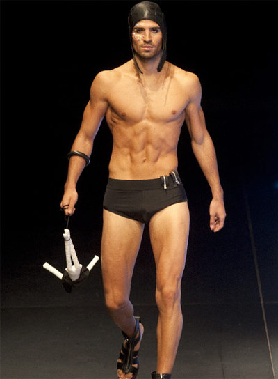 Modelo con diseño de Zambrano, ayer, en el desfile.