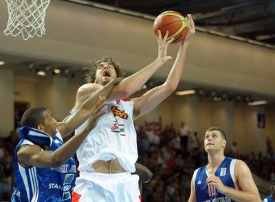 Pau Gasol trata de encestar pese a ser agarrado por Mensah-Bonsu.