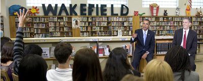 El presidente Barack Obama (izquierda) y el secretario  de Educación de EE UU, Arne Duncan, hablan con un grupo de estudiantes en la escuela Wakefield de Arlington (Virginia).