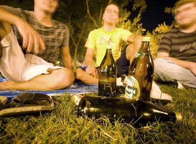 Un grupo de jóvenes bebe cerveza en el último día que se permite el  botellón  en las fiestas de Pozuelo.