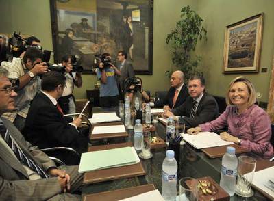 Reunión en la Delegación de Gobierno para tratar los incidentes de Pozuelo. A la derecha, la delegada, Amparo Valcarce. A su lado el consejero de presidencia, Francisco Granados.