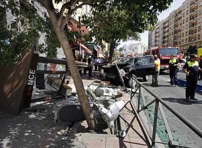 Un ladrón de coches arrolla un quiosco con el vendedor dentro