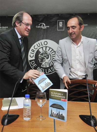 Ángel Gabilondo (izquierda) y Daniel Innerarity, en Madrid.