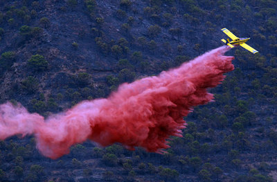 Un avión que participó ayer en la extinción del incendio en Casares y que arrasó unas 600 hectáreas.