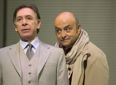 José Pedro Carrión (izquierda) y Jesús Castejón, en una escena  de Cosmética del enemigo,   dirigida por José Luis Sáiz   sobre la obra de Amélie Nothomb. 