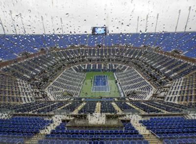 Imagen de la pista central del estadio Arthur Ashe vacía por la lluvia.
