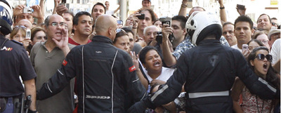 Decenas de detractores de Hugo Chávez, ante la librería madrileña en la que se encontraba ayer el presidente de Venezuela.