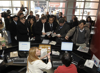 Inspectores de Hacienda durante su operativo en el diario.
