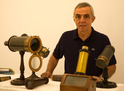 José Lebrero posa junto a piezas de la muestra  Máquinas de mirar , en el Centro Andaluz de Arte Contemporáneo en Sevilla.