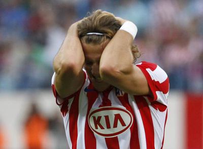 Forlán se lamenta tras una ocasión fallada.