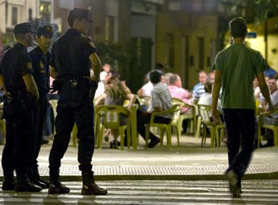 Tres policías vigilan el recinto ferial de Pozuelo el pasado viernes.
