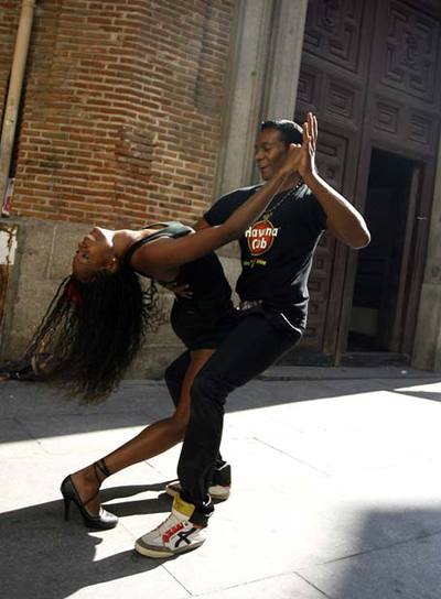 Una pareja baila al son de una canción cubana, ayer en la plaza de San Ildefonso.