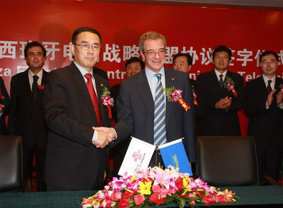 Los presidentes de China Unicom, Chang Xiaobing, y de Telefónica, César Alierta, sellaban su acuerdo la semana pasada.