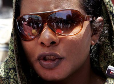 Lubna Husein, el pasado lunes en Jartum, tras salir del juicio en el que le fue conmutada la pena de latigazos por una multa.