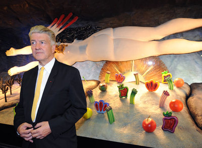 David Lynch ante una de sus obras de la exposición  Máquinas, abstracción y mujeres , en París.